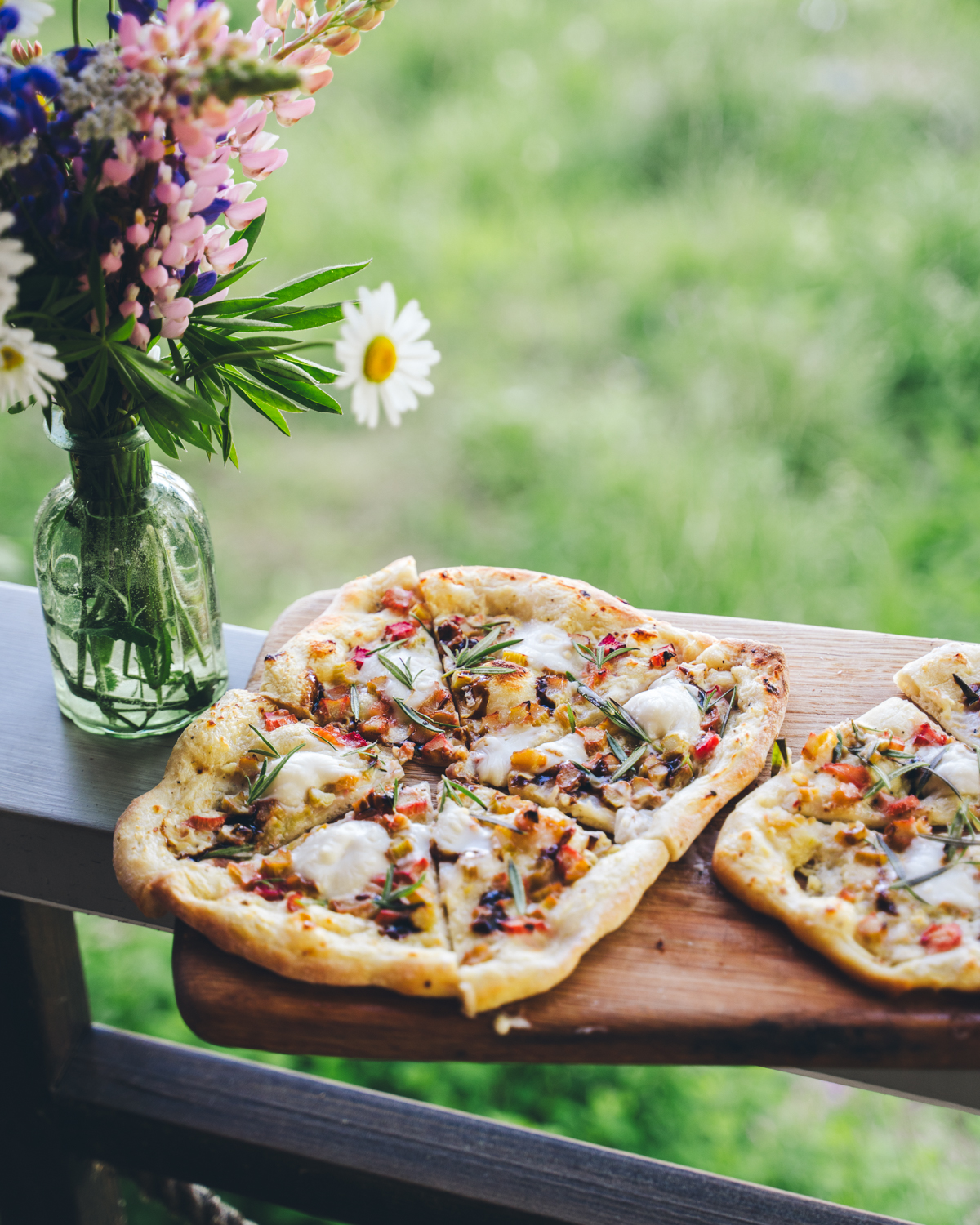 Raparperi-vuohenjuustopitsa. Vegaaninen