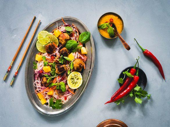 Kikhernepyörykät ja sateenkaarinuudelisalaatti. Vegaani.