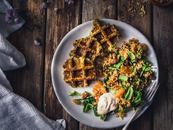 Falafelvohvelit ja freekehtabbouleh. Vegaani.