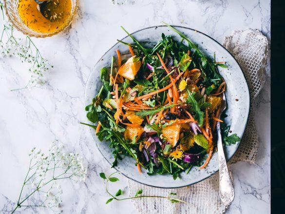 Kreikkalainen vihersalaatti pähkinöillä ja hedelmillä. Todella raikas ja maukas salaatti.