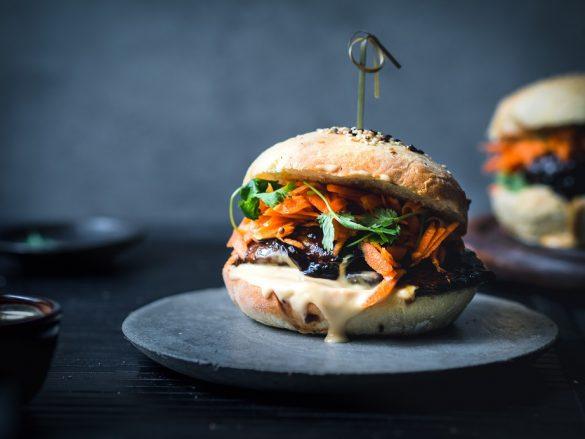 Japanilaiset Portobellohampurilaiset. Vegaani.