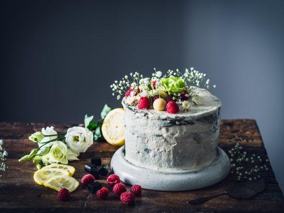 Sitruuna-lakritsakakku