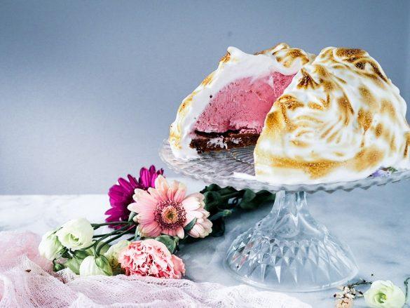 Vegaaninen uunijäätelökakku. Bombe alaska.