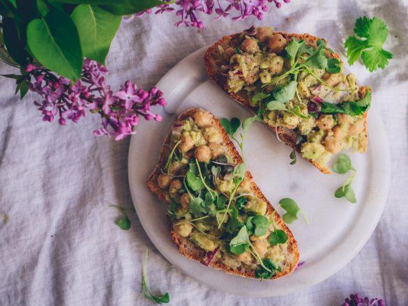 Kikherne-avokadoleipä. Vegaani.