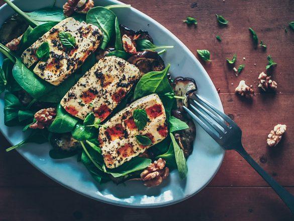 Tofuhalloumi. Munakoiso-minttusalaatin kanssa. Vegaani. Gluteeniton.