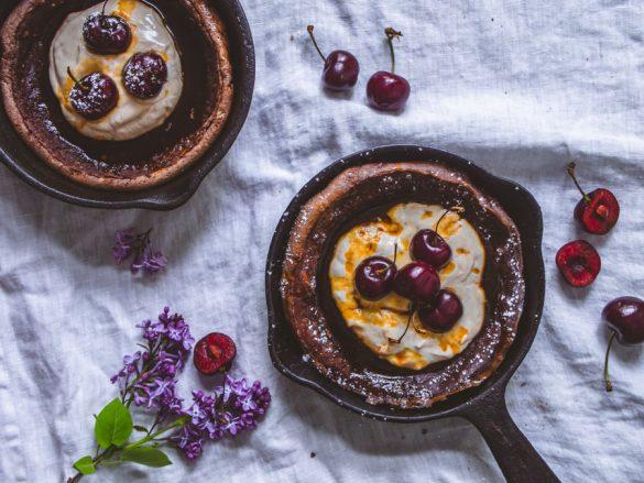 Kirsikkapannukakut kahvisiirapilla