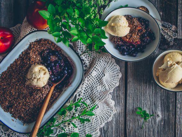 Mustikka-nektariinipaistos. Vegaani. Gluteeniton