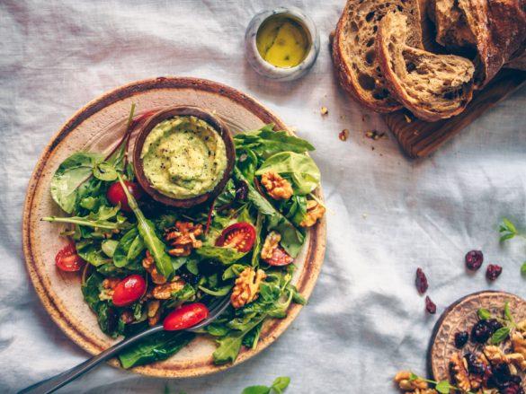 Saksanpähkinä-karpalosalaatti avokadokastikkeella. Vegaani.