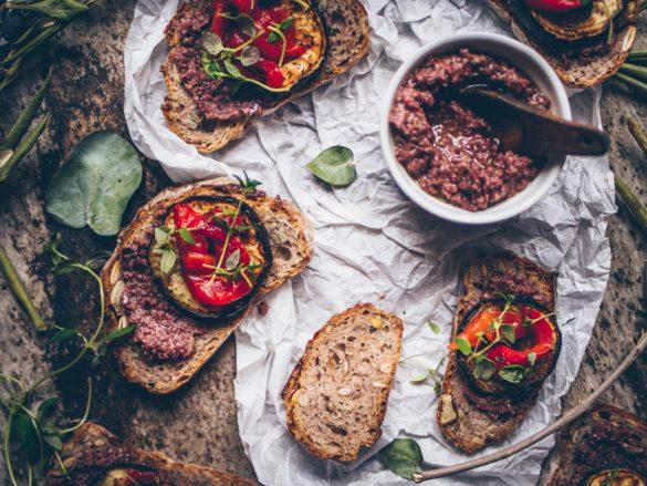 Tapenadecrostinit. Vegaani