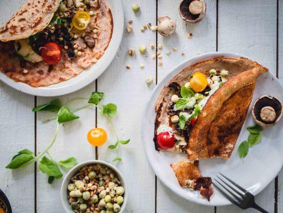 Tattarikrepit balsamicosienillä, tsatsikilla ja hummuksella. Vegaani. Gluteeniton.