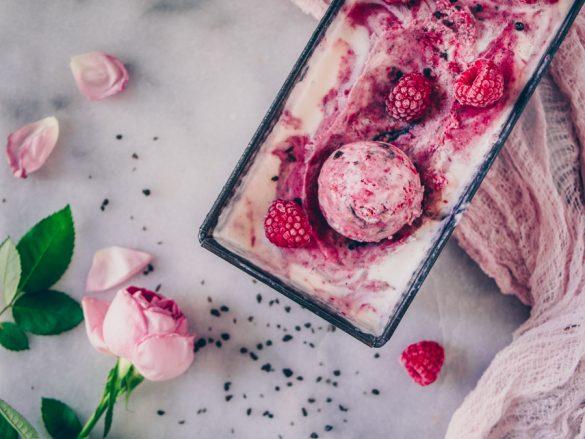 Vadelma-salmiakkijäätelö. Ilman jäätelökonetta