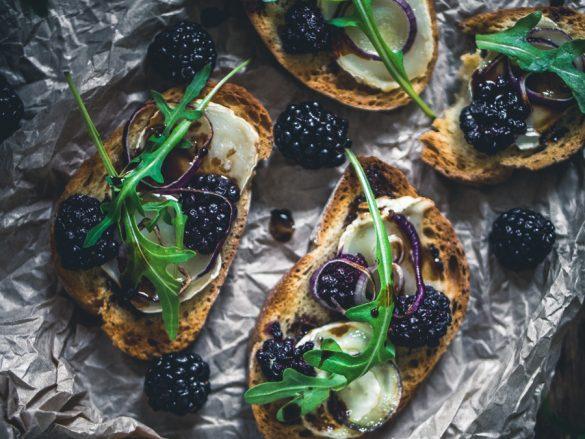 Karhunvatukkabruschetat