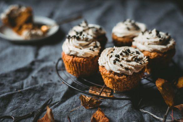 Palsternakkamuffinit. Lakritsakuorrutus. Vegaani