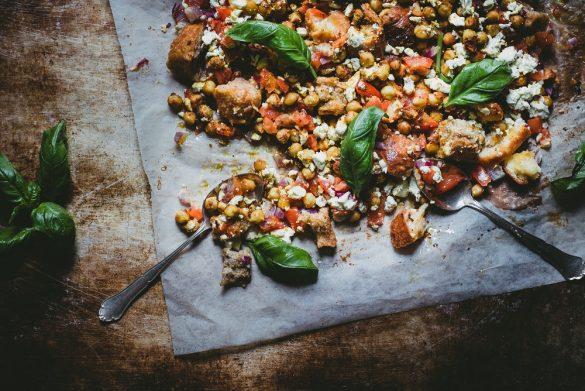 Kikherne-leipäsalaatti