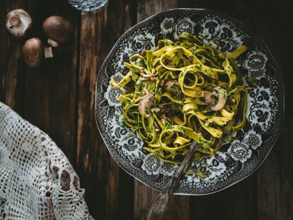 Sieni-sipulipasta. Vegaani