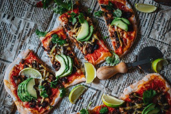 Chili con papu pitsa. Vegaani.