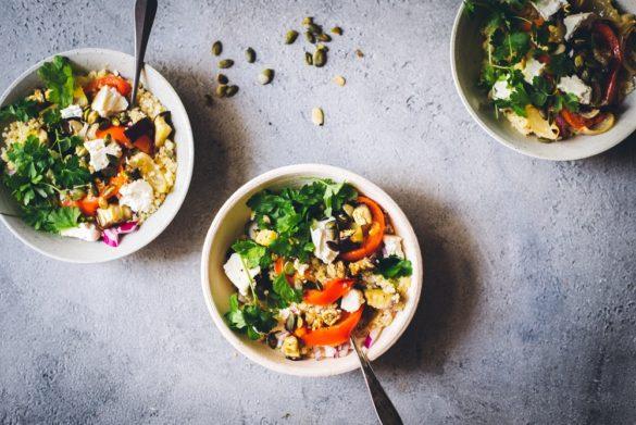 Munakoiso-kvinoasalaatti paahdetulla fetalla