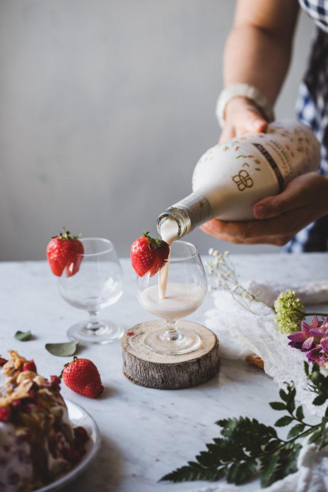 Vadelmajäädyke ja Baileys-kinuski.  Vegaani. Gluteeniton