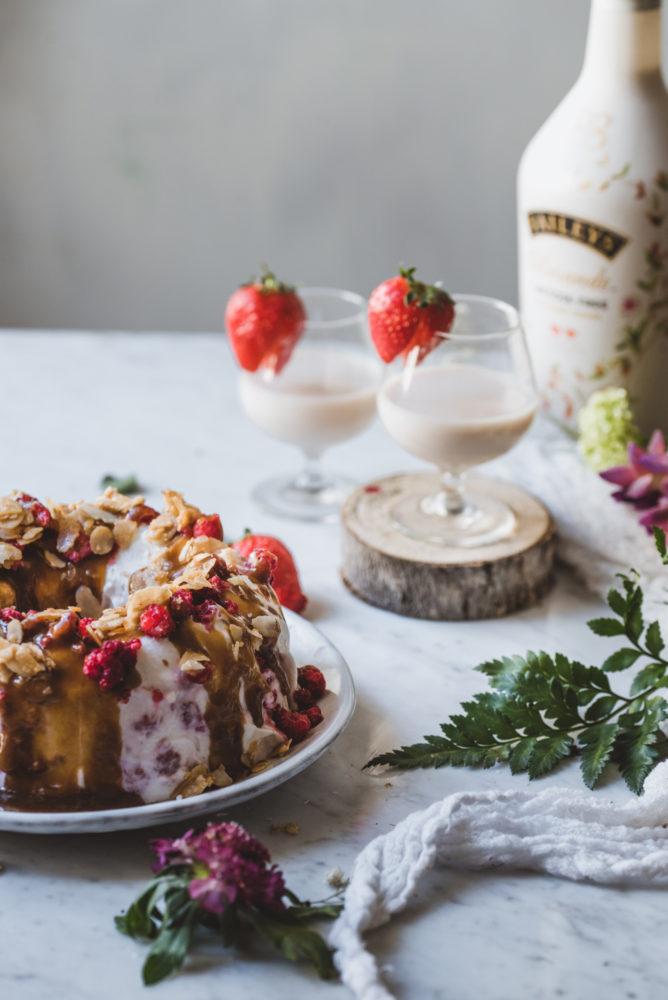 Vadelmajäädyke ja Baileys-kinuski.  Vegaani. Gluteeniton