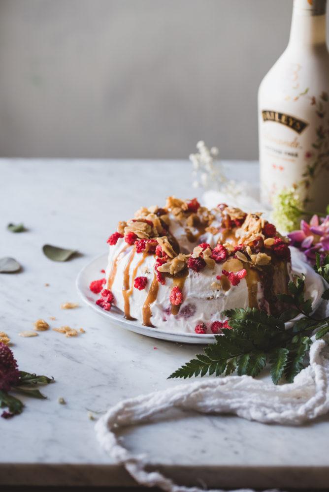 Vadelmajäädyke ja Baileys-kinuski.  Vegaani. Gluteeniton