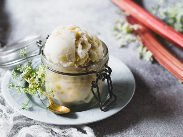 Raparperi-jogurttisorbetti. Vegaani