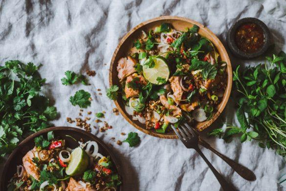 Savulohi-villiriisisalaatti.