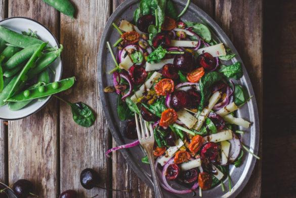 Kirsikka-manchegosalaatti