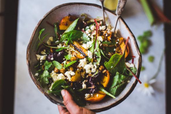 Grillattu nektariini-fetasalaatti