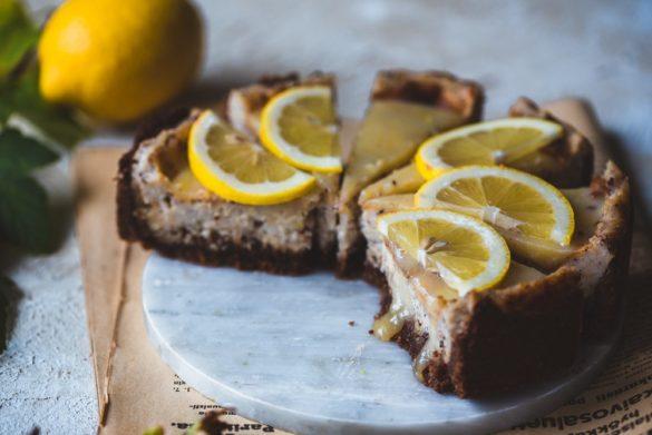 Kinuski-sitruunajuustokakku. Vegaaninen