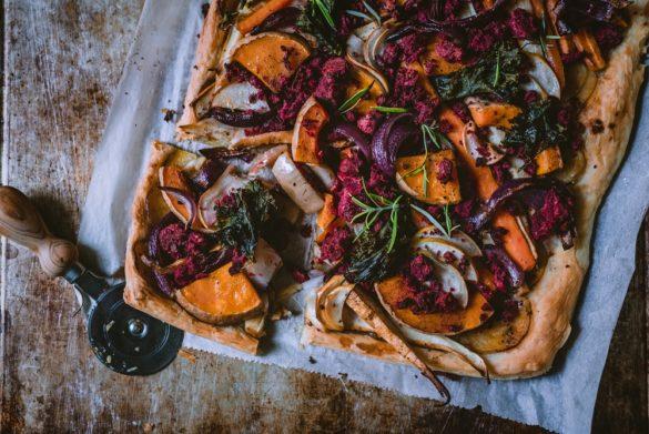 Punajuuritofu-juurespiirakka. Vegaaninen