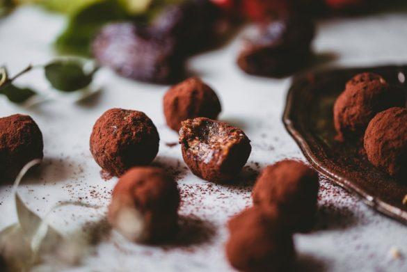 Taateli-hasselpähkinätryffelit. Vegaani