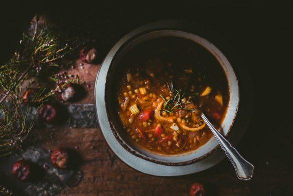 Italialainen linssikeitto. Vegaani