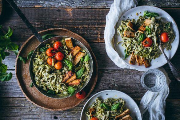 Basilika-alfredopasta. Vegaaninen