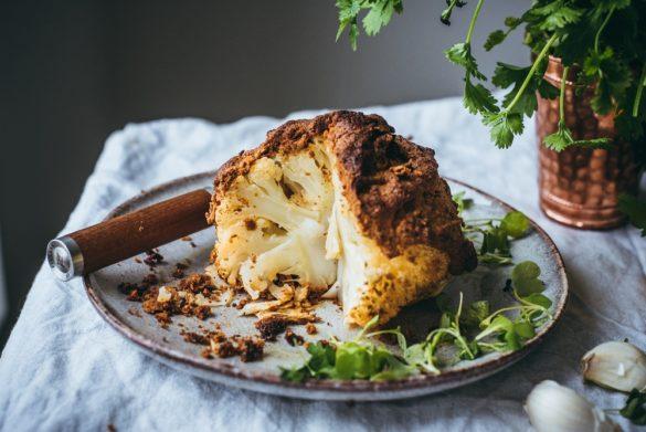 Paahdettu tahini-kukkakaali ja papuhummus. Vegaani