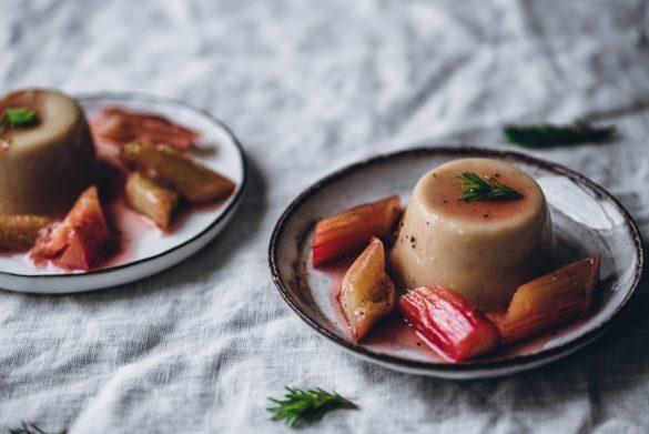 Raparperipannacotta. Vegaaninen.