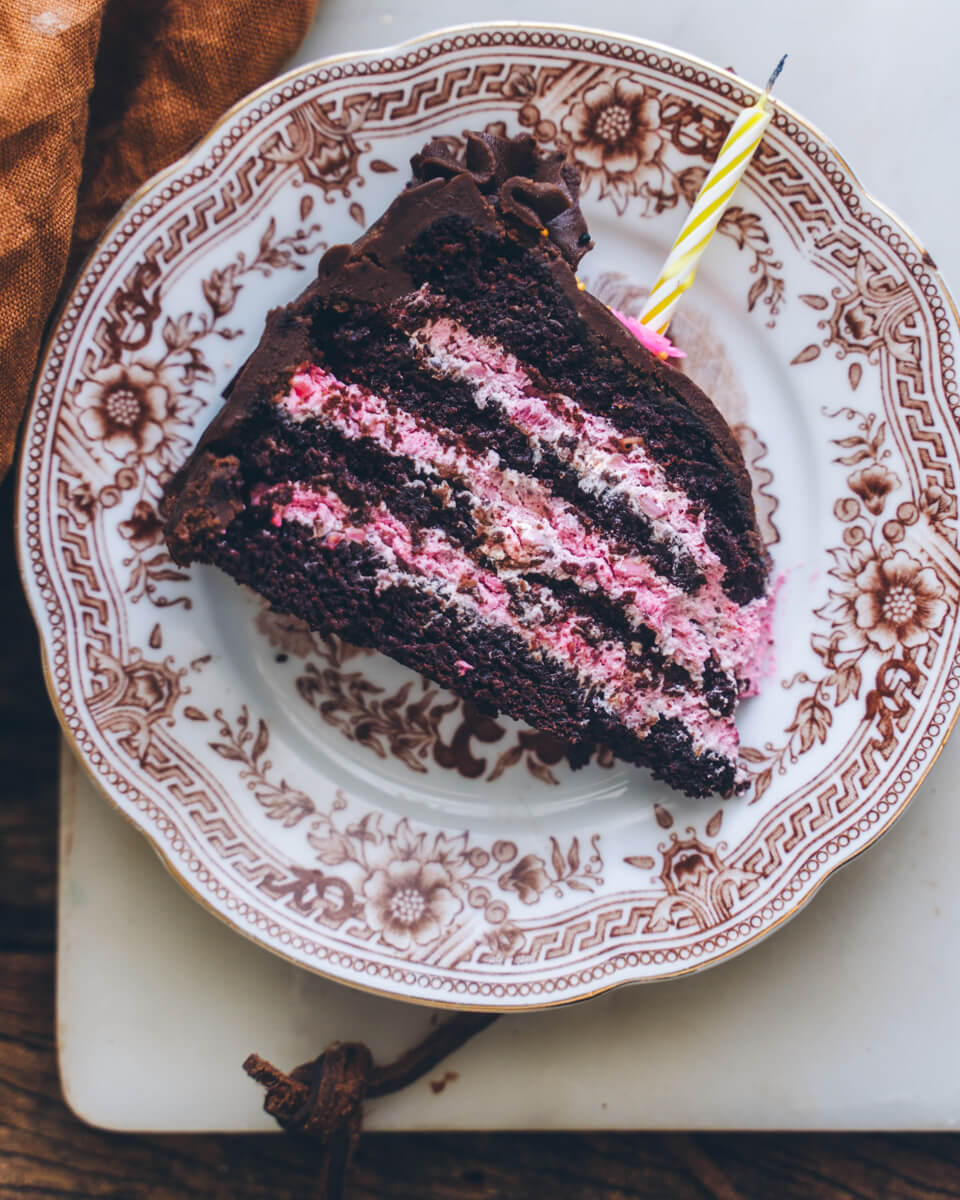 Suklaa-vadelmatäytekakku. Vegaaninen