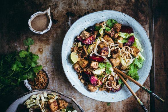 Nuudelisalaatti sticky-tofulla ja luumulla. Vegaani. GLuteeniton.