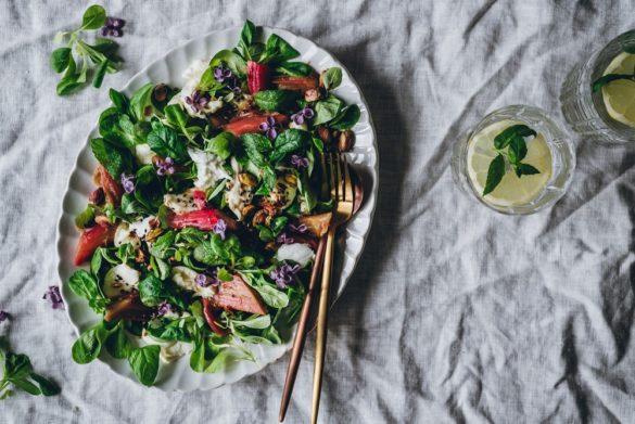 Raparperi-mozzarellasalaatti