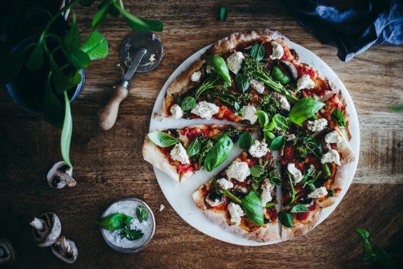 Savutofu-broccolinipitsa. Vegaaninen