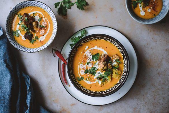 Itämainen paahdettu bataattisosekeitto- vegaaninen