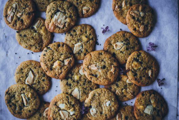 Valkosuklaa-turkinpippuricookiet