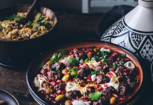 Marokkolaiset vegepyörykät ja tomaattitagine. Vegaaninen