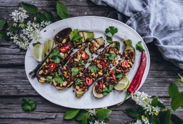 Beanit härkäpapumuru täytetyt kesäkurpitsat. Vegaani. Gluteeniton