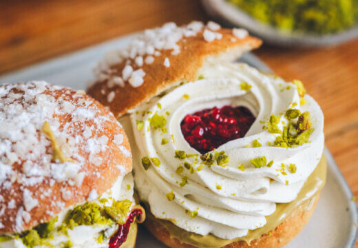 Pistaasi-vadelma-laskiaispullat