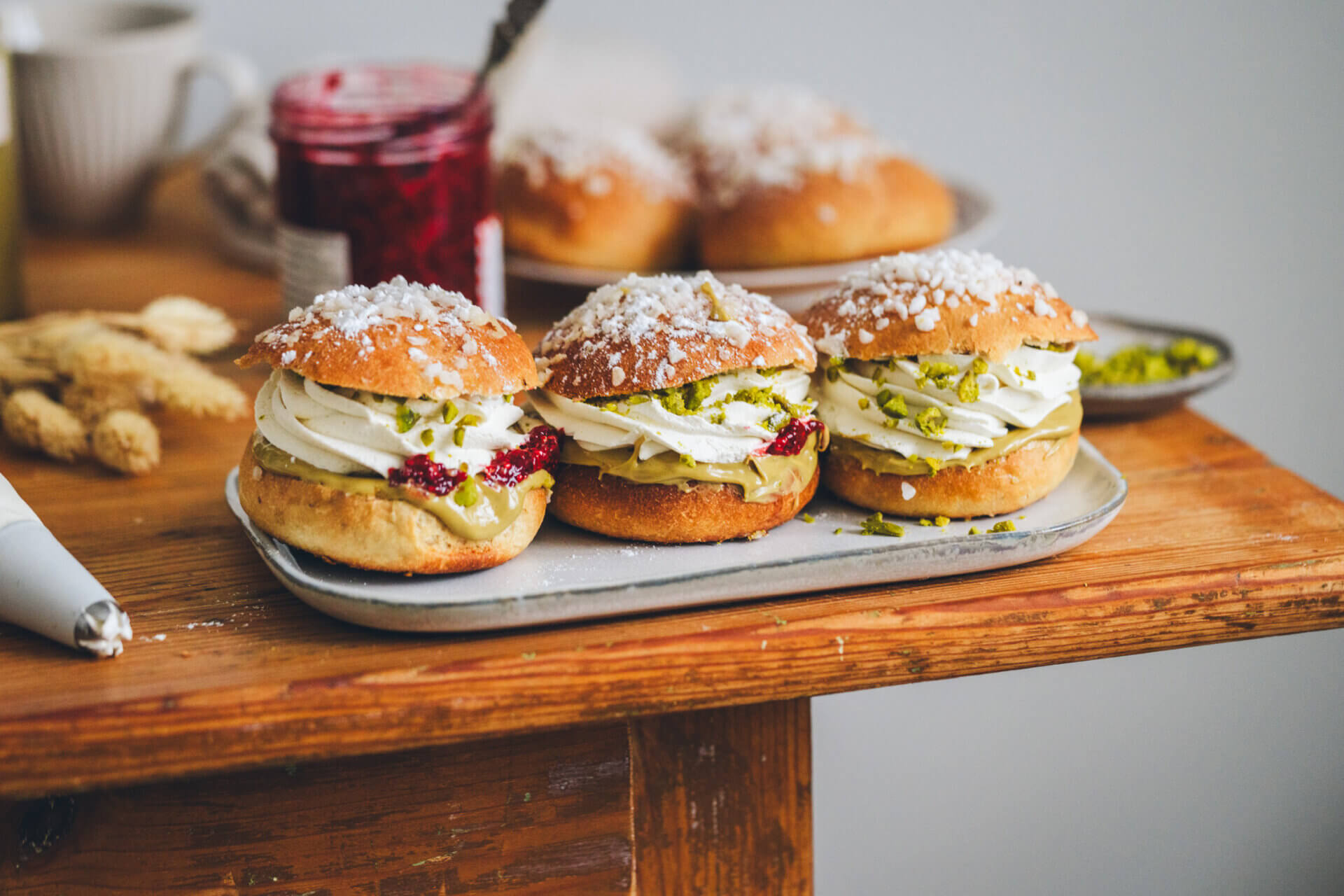 Pistaasi-vadelma-laskiaispullat