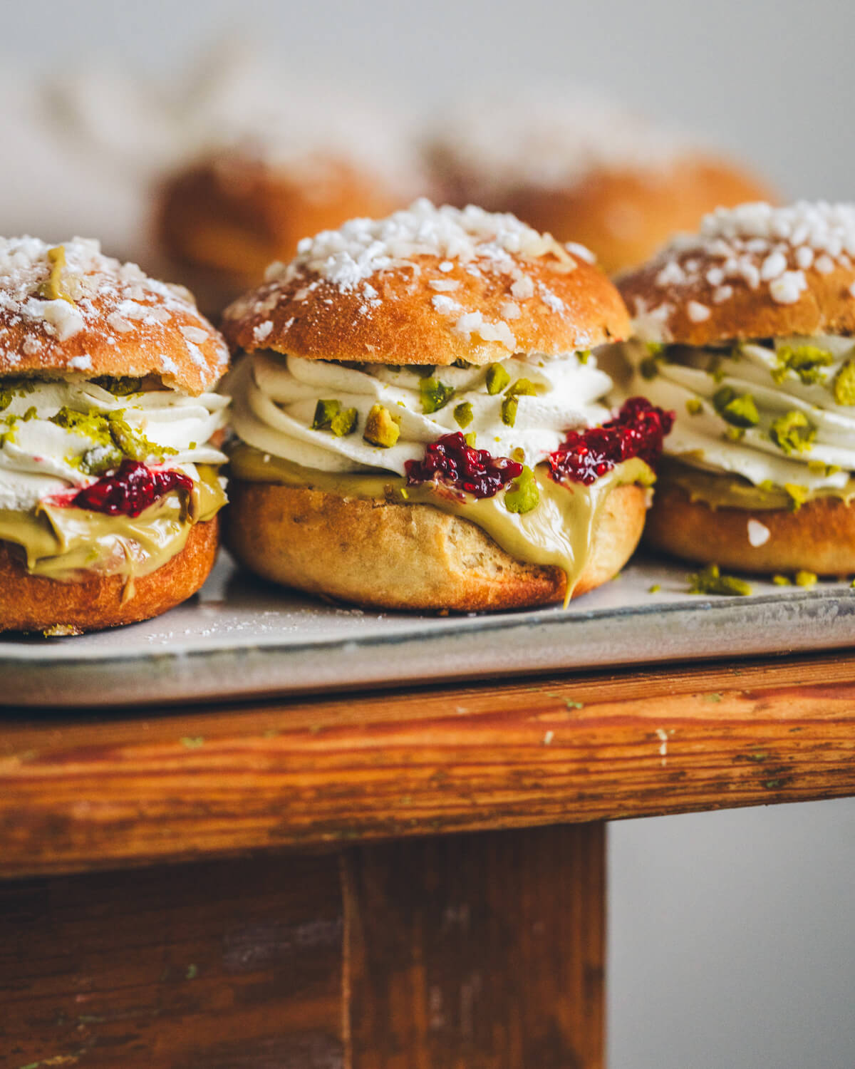 Pistaasi-vadelma-laskiaispullat