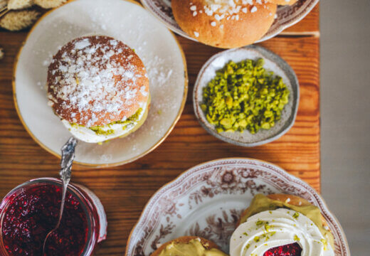 Pistaasi-vadelma-laskiaispullat