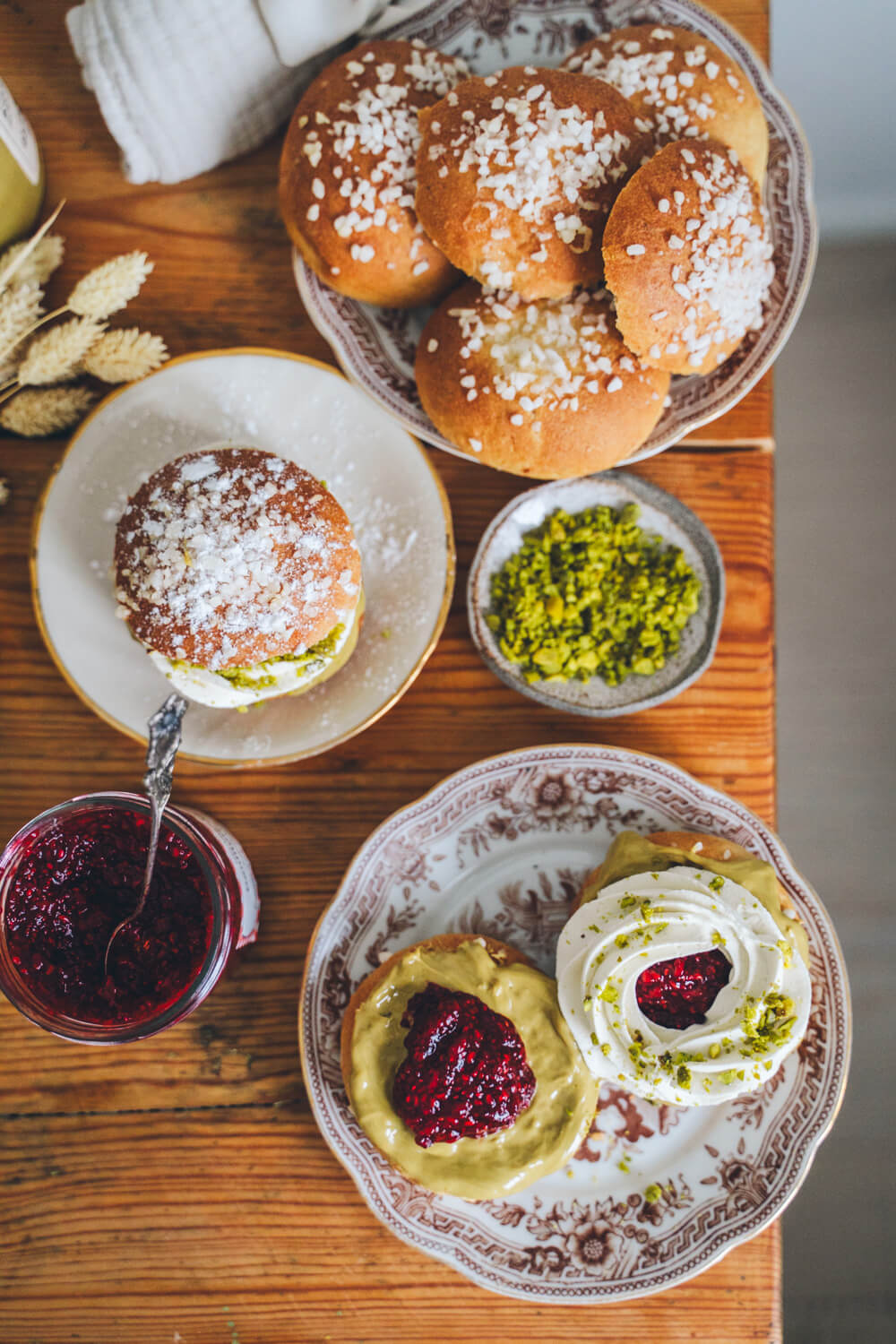 Pistaasi-vadelma-laskiaispullat