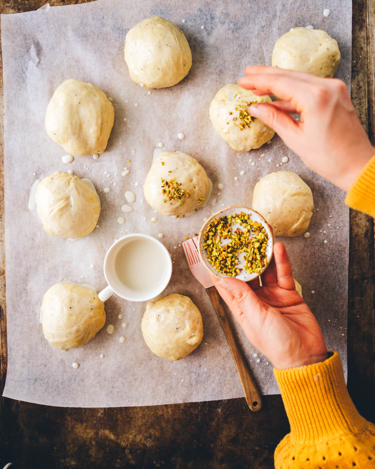 Pistaasi-vadelma-laskiaispullat