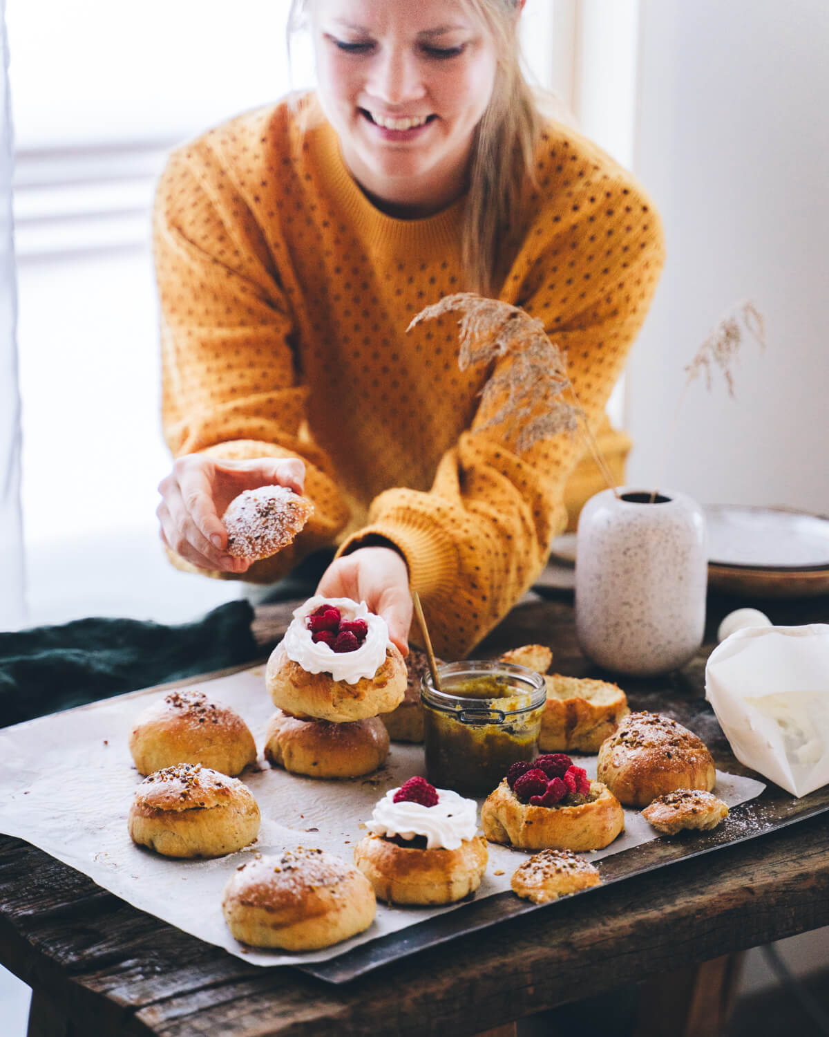 Pistaasi-vadelma-laskiaispullat